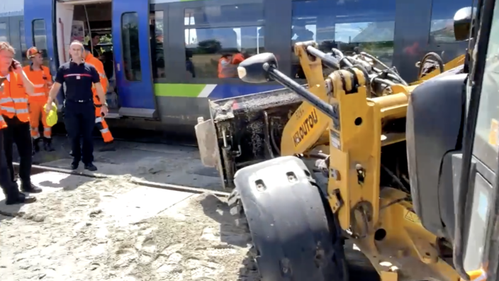 Serques : deux trains percutent un engin de chantier !